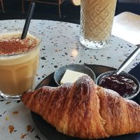 Iced capuchino with oatmilk and the vegan croissant with vegan butter & jelly at Anne&Max in Groningen