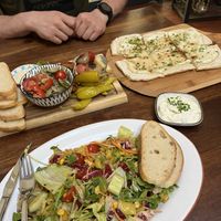 All vegan, Knoblauchbrot und Antipastiteller mit Knoblauchdip und Bauernsalat (ohne Schafskäse)   at Riverside Bramsche in Bramsche