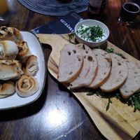 Stüblinge (Pizzabrötchen mit Pilzen und Knoblauchdip gebacken, vegan) und Brotzeit mit veganem Knoblauchdip at Riverside Bramsche in Bramsche