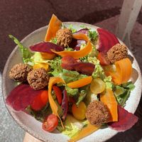 Salade aux falafels adapté à ma demande 😊  at La Demoiselle in Le Sauze-du-lac