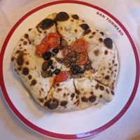 Focaccia with black olives, oregano and tomato at San Tommaso in Valencia