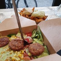 Unglaublich leckere und sattmachende Bowl + Pommes 😋 at Gustav Grün in Osnabrueck
