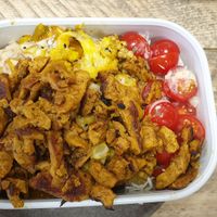 Am liebsten esse ich bei Gustav Grün eine leckere Box. Mit diversen leckeren Sachen und Toppings. Veganes Schawarma und Humus mit Datteln kann ich sehr empfehlen.  at Gustav Grün in Osnabrueck