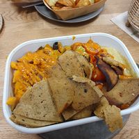 Wedges mit Avocado-Hummus und die "Matrosen"-Bowl mit veggie Kebab at Gustav Grün in Osnabrueck