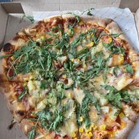 Margarita mit Zwiebeln, Ananas, Mais und Ruccola   at La Cucina Gymnich Erfstadt in Erftstadt