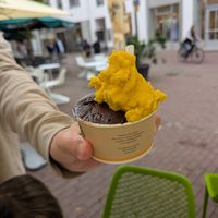 Mango und Zartbitter Schokolade at Eisrausch - Ihr Eiscafé im Herzen von Ulm - Milkshakes in Ulm