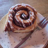 Vegan cinnamon roll, delicious and super fluffy at Pleur Foodbar in Maastricht
