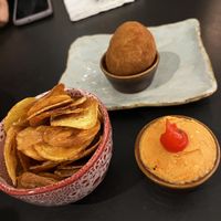 Chips de Plátano con Hummus Pimenta Biquinho  at Capim Dourado in Porto