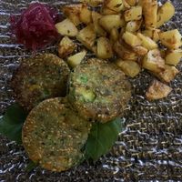 Burger di quinoa con patate arrosto e cipolle caramellate  at Verve in Sestri Levante