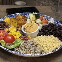 Bowl mit verschiedenem Gemüse, Reis, Quinoa und Bohnen. Dazu Hummus.  at GRUTA in Funchal