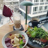 Acai Bowl und Auberginen-Sandwich at IVY Tagesbar in Munich