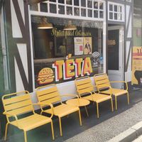Entrance and outside seating at Téta in Etretat
