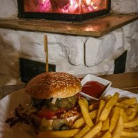 Der Burger mit Pommes at Imbiss zur Rast in Clausthal-zellerfeld