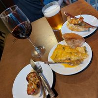 Chapisncon verduras, tortilla vegana de patatas y verduras y setas con tofu at Aldapa in Pamplona