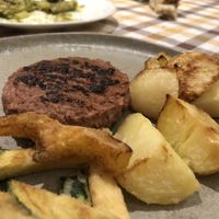 Burger con verdure pastellate e patate al forno  at Anca Massa in Lido Di Jesolo