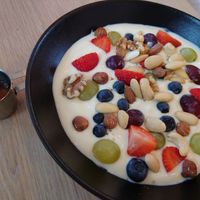 Veganer Kokosjoghurt mit Früchten, Nüssen und Ahornsirup at das Alfreds in Dusseldorf