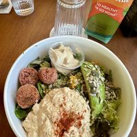Bowl con avocado, falafel, hummus e salsa tahini  at Sanamente Healthy Food & Juice Lab in Forte Dei Marmi