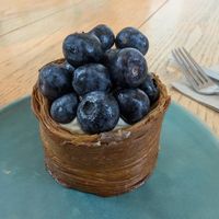 Blueberries on vanilla cream at Ethique Plant-based in Istanbul