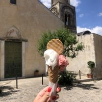 Sorbet fraise citron et cône vegan   at Baffone Gelateria Artigianale in Ravello