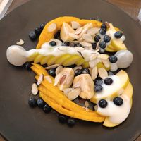 Bowl de fruta at Musabbaha Vegan Bakery in Puebla