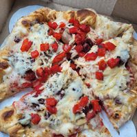 Vegan cheese pizza with peppers, portobello, and kalamata at Boombozz in Elizabethtown