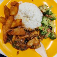 Max vegetable very fresh..chef cooking two time, earlier morning for breakfast, second at probably 10-11am ，the food very fresh never hear food poisoning case before. 3 vegetable at Ming Yi Vegetarian 明意素 in Central Singapore