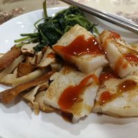 fried radish cake 蘿蔔糕, tofu gan 豆腐乾, sweet potato leaves 地瓜葉子。 at Vegetarian Garden 素食園 in Nangan