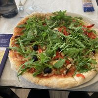 Vegan pizza with added arugula    at Pizzeria Cucina dei Fratelli in Vila Do Conde