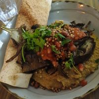 Gerecht met veel groenten en hummus at De Binnenkomer Eetcafé in Alkmaar