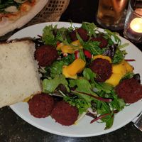 Salat mit Rote-Bete-Falaffel at L'Osteria in Bielefeld