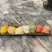 Tester for €6,90, from left to right: mango (nice), apricot (sour), pineapple (great), sticky rice/coconut (great), ginger/lime (too strong), strawberry (nice), grapefruit (bitter) at Piet Artisans of Flavour in The Hague