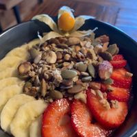 Acaii bowl with a variety of toppings to pick from (like vegan chocolate chips) at La Urraca Coffee - Maybe closed in Iquique