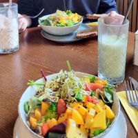 Vegan pistachio macha latte and vegan Lieblingsbowl at Lieblingsplatz am Tegernsee in Gmund Am Tegernsee