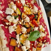 Vegan pinsa with hummus and feta at Lieblingsplatz am Tegernsee in Gmund Am Tegernsee