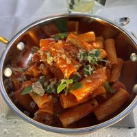 Der vegane Knoblauchkäse wurde frisch am Tisch über die Pasta gehobelt😄 at Frau im Mond in Munich