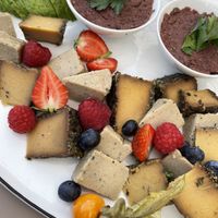 Vegane Käseplatte - der „Käse“ ist regional von Hand hergestellt   at Frau im Mond in Munich