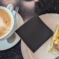 Kuchen war kein Highlight aber in Ordnung :) at Frau im Mond in Munich