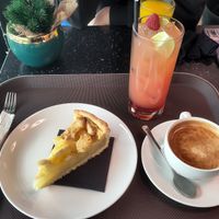 Vegan apple almond cake, flat white, Frau im Mond juice mix #Veganuary at Frau im Mond in Munich
