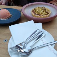 'Golden brown', een zandgebakje met dulche de leche, hazelnoten en ganache, geserveerd met bloedsinnaasappelsorbet at Konijnenvoer in Arnhem