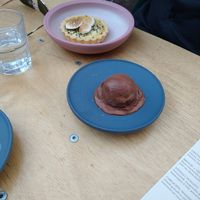 Lemoncurdgebakje met gefermenteerde citroen, merengue en purechocoladeijs at Konijnenvoer in Arnhem