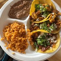 Taco plate with 1 chick’n and 2 asada 😍  at Rojos Mexican Food in Seattle