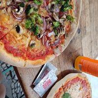 Vegane Vegetaria (ohne Oliven) links at Oregano Pizza Imbiss in Berlin