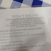 Menú with phone numbers at Vida y Salud in Cali