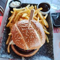 Burger with extra mayo at Home Burger in Kos