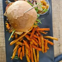 Tofu-King mit kleiner Portion Gemüsepommes und Mango-Chutney at Burgerkult in Neubrandenburg