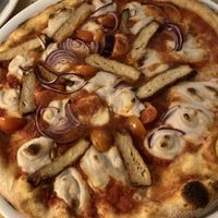 Tindle Swindle Pizza mit veganem Chicken und roten Zwiebeln  at The Baby Goat Barn in Hamburg