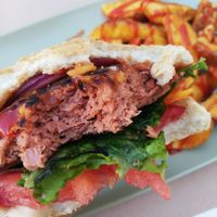 Heüra burger at Lo Refugi Gastrobar in Cornudella De Montsant