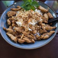Reisnudeln mit Sojaschnetzel, Erdnuss und Salat at Madame Tâm Burtscheid in Aachen