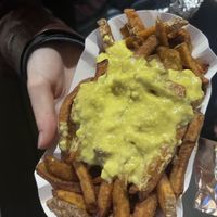 Kleine Pommes mit Käsesoße  at Vleischerei - Konieczny in Leipzig