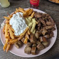 Taxi Teller (Gyros & Currywurst) kommt noch Currysoße drauf at Vleischerei - Konieczny in Leipzig